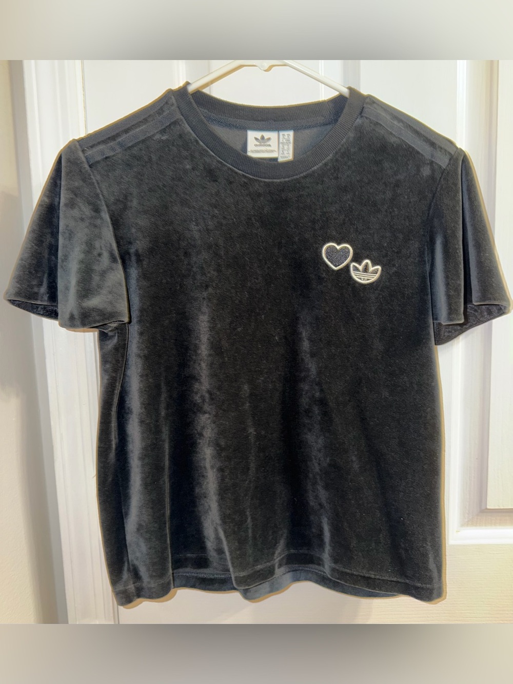 Adidas Originals Heart Shaped Patch Velour
Tee Size Medium Black Flutter Sleeves - Picture 2 of 9